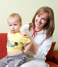 Доктор клиники «Санаре» Маринина Юлия Михайловна осматривает маленького пациента